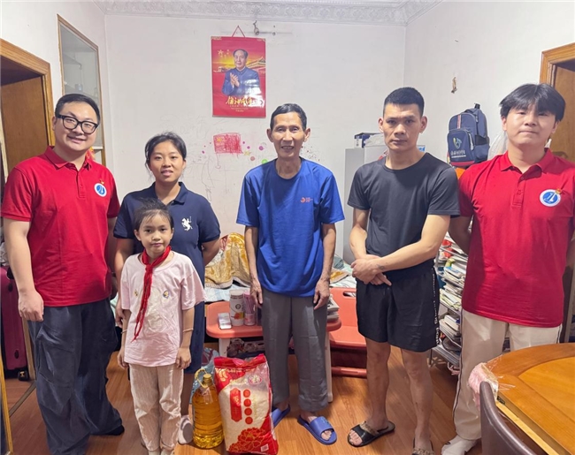 江西工业工程职院“红韵燎原”团队与南昌百花洲街道渊明北路社区联合开展“七一”走访慰问