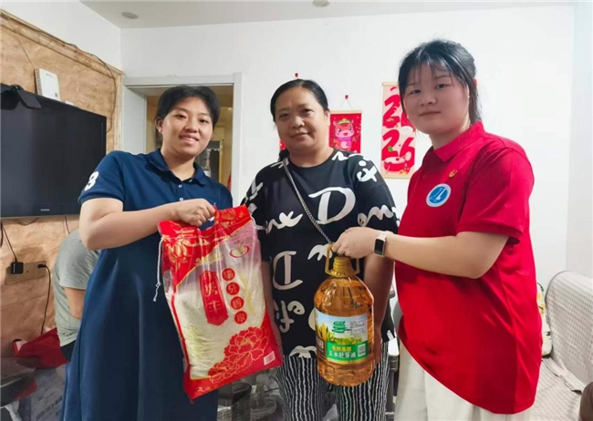 江西工业工程职院“红韵燎原”团队与南昌百花洲街道渊明北路社区联合开展“七一”走访慰问