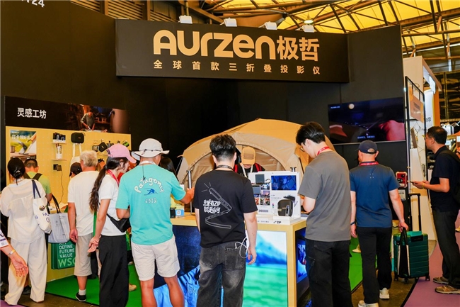 投影仪开始“卷”户外！极哲ZIP三折叠投影仪如何在ISPO玩出新花样？