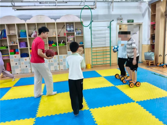 “艺起益行”志愿者护航多元趣味课堂