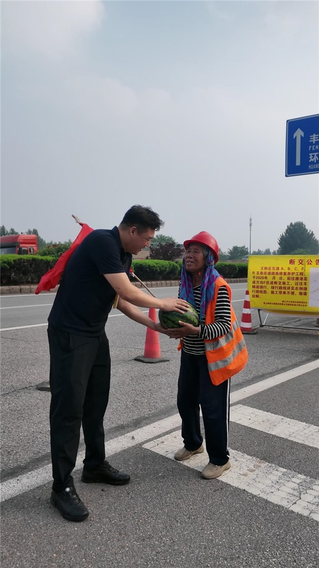 懂车帝唐山门店冰雹后公益买瓜：跨区域采购1吨，无偿送给环卫工等人群