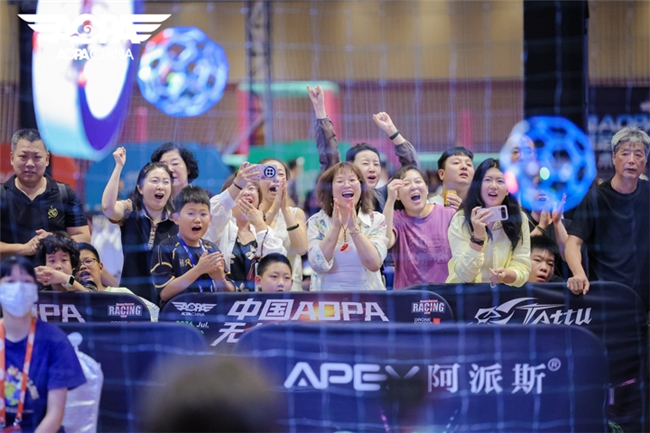 螺旋桨与呐喊交织的夏日科技乐章，2026中国AOPA无人机足球挑战赛收官