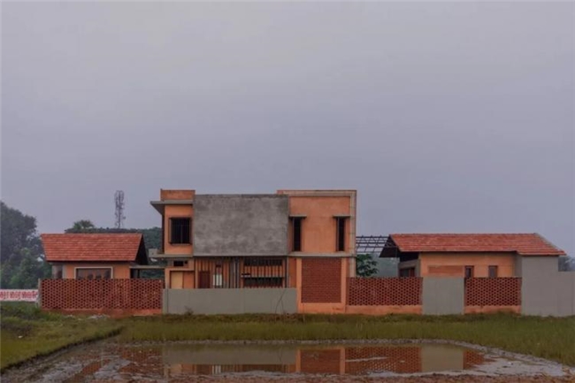 红土筑居：三座印度夯土住宅，重思可持续乡土建筑学