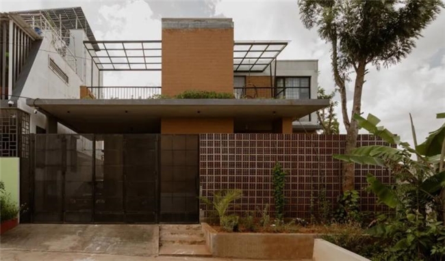 红土筑居：三座印度夯土住宅，重思可持续乡土建筑学