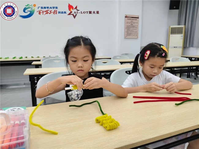 巧手扭棒绘童趣，七彩课堂进社区