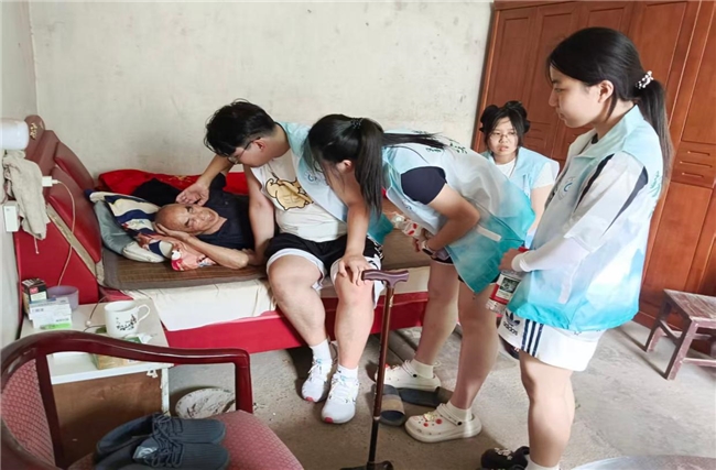 山东理工大学“桑梓共兴”实践团走进武塘村调研乡村振兴、暖心帮扶特困老人