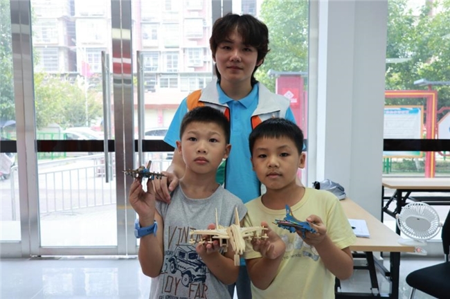 逐光赴基层，航空育童心：电子科技大学成都学院航空学院实践团打造  五育融合航空特色课堂