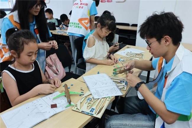 逐光赴基层，航空育童心：电子科技大学成都学院航空学院实践团打造  五育融合航空特色课堂