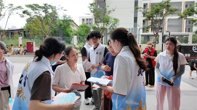 “面对面”解忧，“屏对屏”答疑——广东二师“沐风育穗”实践团助力助学贷款政策“声”入人心