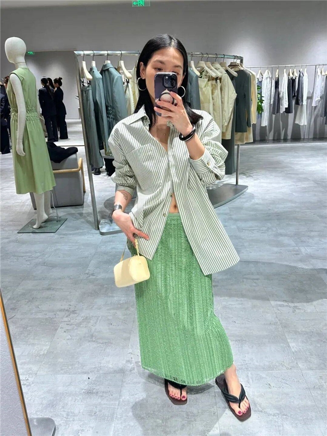 绿色总穿出土气感？学会这3种绿的高级配色，轻松穿出清冷贵气
