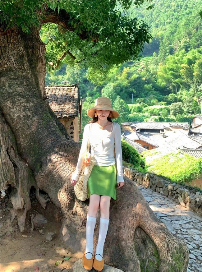绿色总穿出土气感？学会这3种绿的高级配色，轻松穿出清冷贵气