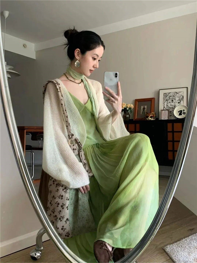 绿色总穿出土气感？学会这3种绿的高级配色，轻松穿出清冷贵气