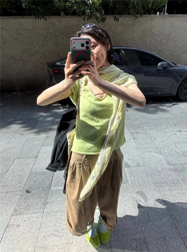 绿色总穿出土气感？学会这3种绿的高级配色，轻松穿出清冷贵气