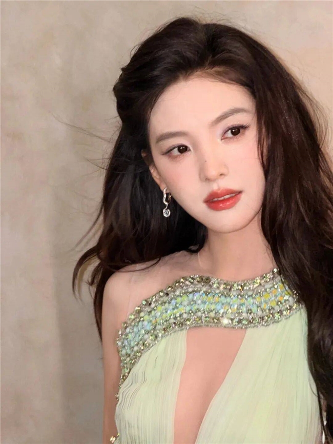 绿色总穿出土气感？学会这3种绿的高级配色，轻松穿出清冷贵气