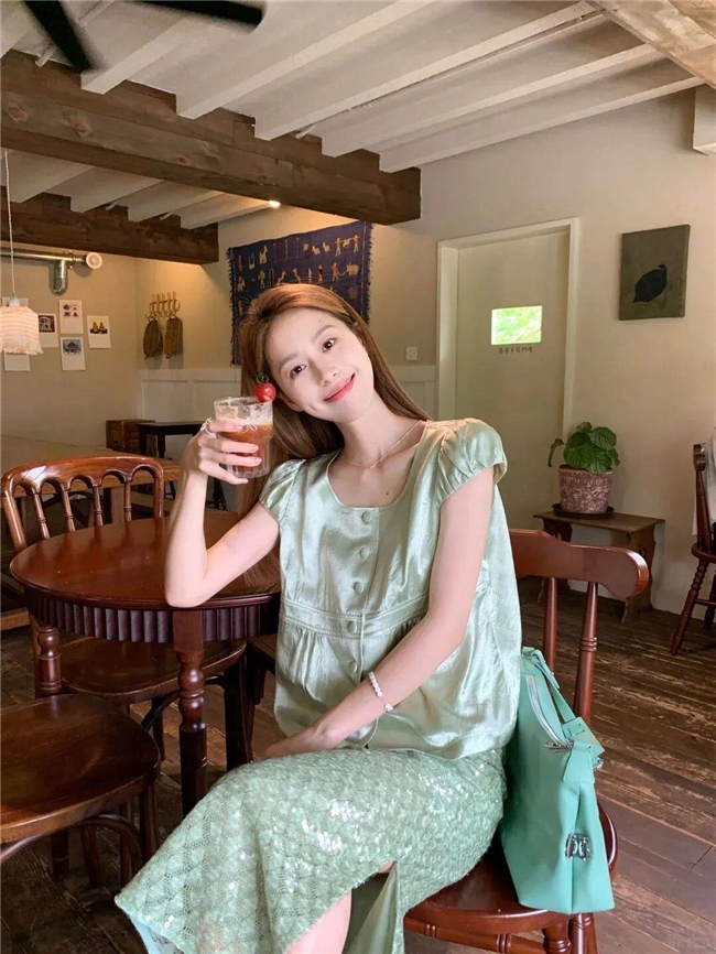 绿色总穿出土气感？学会这3种绿的高级配色，轻松穿出清冷贵气