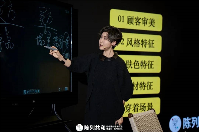 绿色总穿出土气感？学会这3种绿的高级配色，轻松穿出清冷贵气