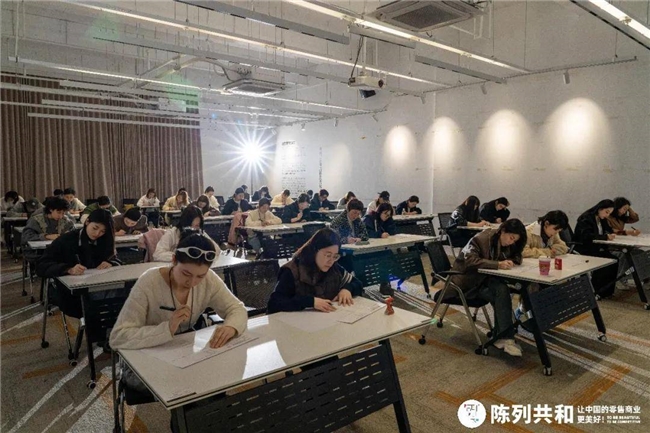绿色总穿出土气感？学会这3种绿的高级配色，轻松穿出清冷贵气