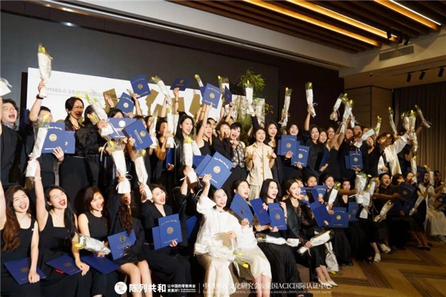 绿色总穿出土气感？学会这3种绿的高级配色，轻松穿出清冷贵气