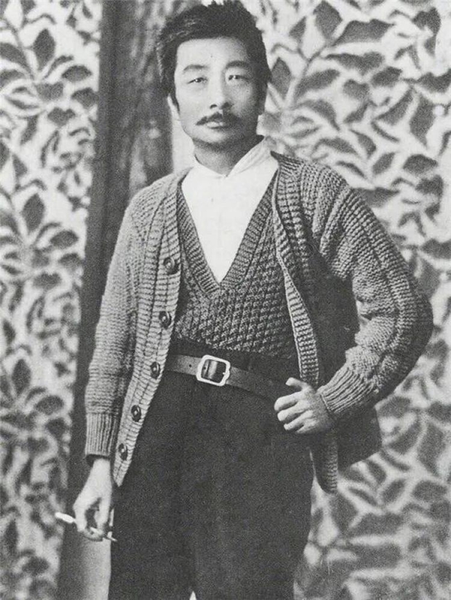 抹去历史名人的面孔，我们还能看见什么？解读李维伊 AI 作品《背影》