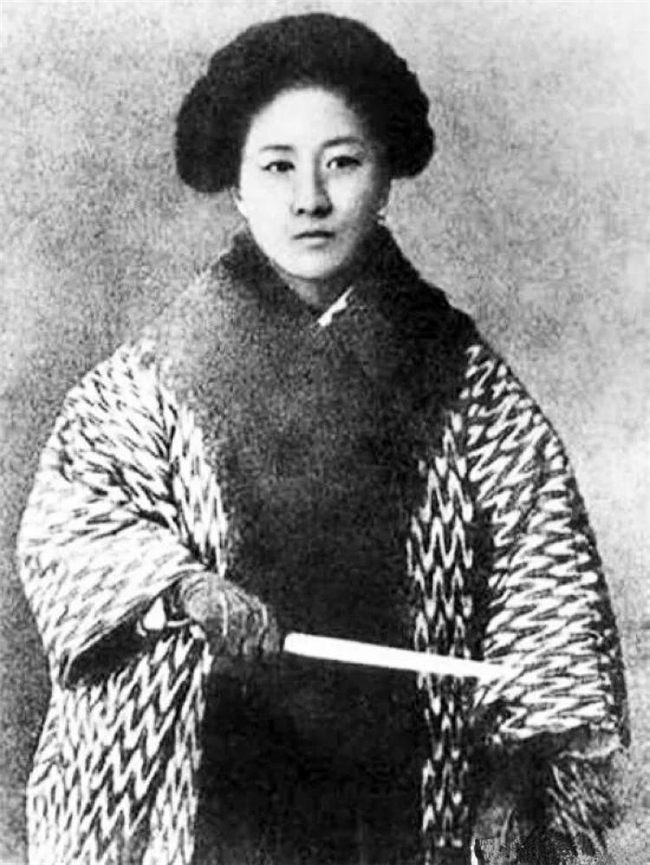 抹去历史名人的面孔，我们还能看见什么？解读李维伊 AI 作品《背影》