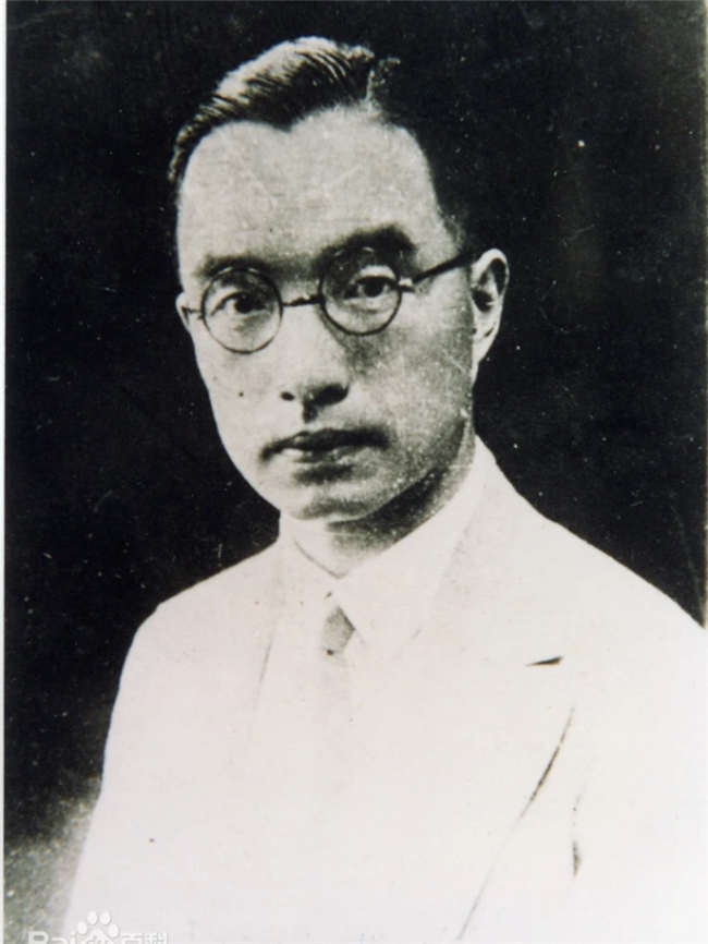 抹去历史名人的面孔，我们还能看见什么？解读李维伊 AI 作品《背影》