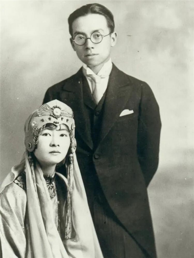 抹去历史名人的面孔，我们还能看见什么？解读李维伊 AI 作品《背影》