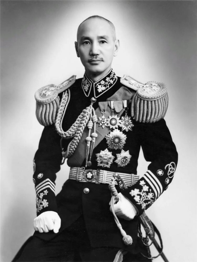 抹去历史名人的面孔，我们还能看见什么？解读李维伊 AI 作品《背影》