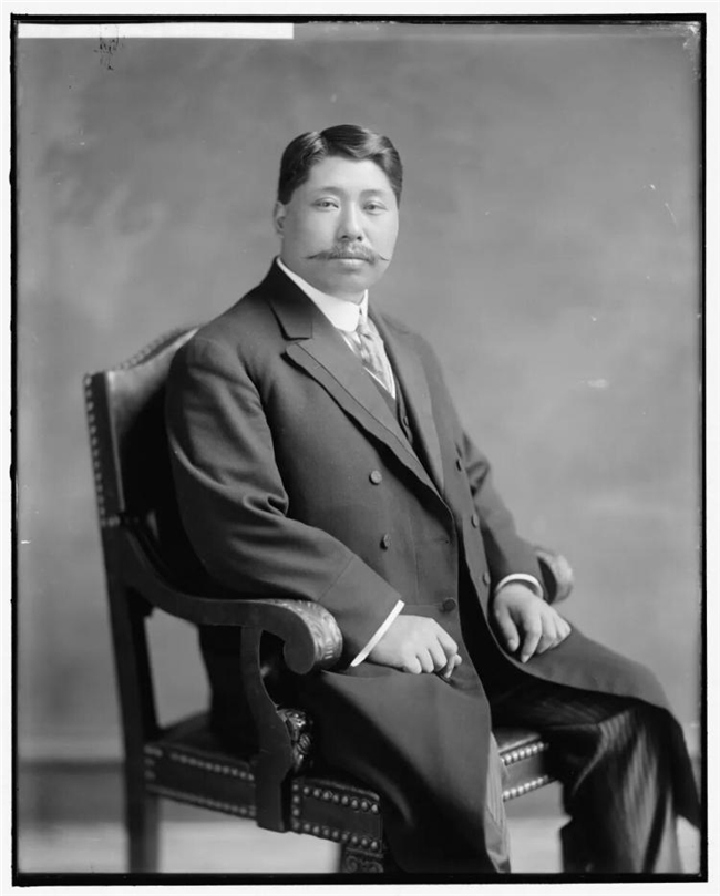 抹去历史名人的面孔，我们还能看见什么？解读李维伊 AI 作品《背影》