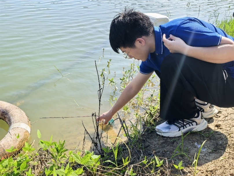青春守护碧水，河小青在行动：安徽理工大学