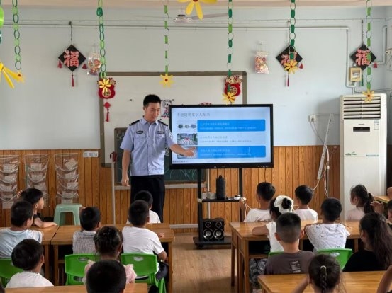 E安护网·警星护苗志愿团走进新乡幼儿园开展法治安全趣味宣讲活动