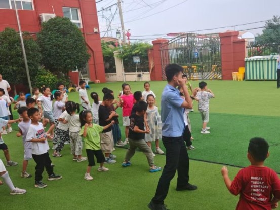 E安护网·警星护苗志愿团走进新乡幼儿园开展法治安全趣味宣讲活动