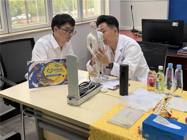 酷爽伊夏送安康 中医义诊暖职工 广东伊利工会开展夏日中医义诊活动