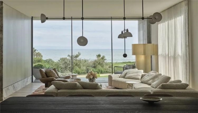 焦糖奶油质感内饰 + 全景玻璃幕墙，读懂自然联结式滨海住宅美学