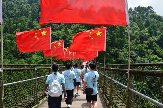 ​重庆外语外事学院学子“三下乡”：赴娄山关红色研学以多语种传扬长征精神