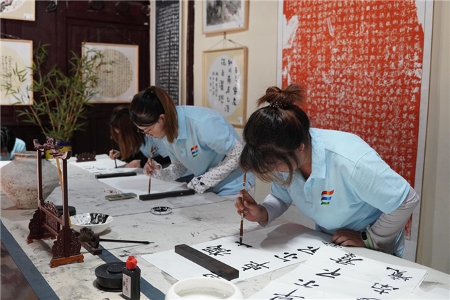 踏访爨境研文脉：挥毫摹字领略古爨风骨