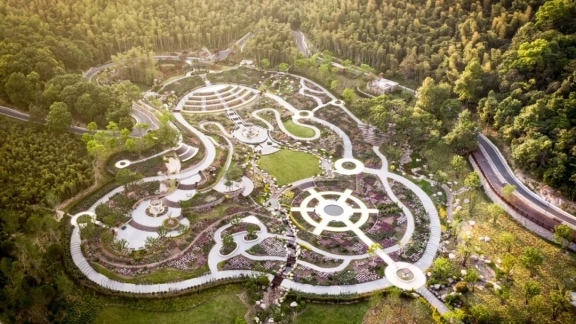 德清下渚湖·奇幻谷获评“2025浙江潮玩景区”奇幻大戏院《奇迹秀》刷新潮玩新高度(图1)