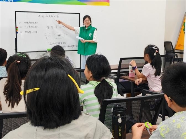 深耕基层科普一线 南师大学子以微生物知识守护一老一小饮食健康：“窥微知广，探菌启思”实践团暑期社会实践纪实