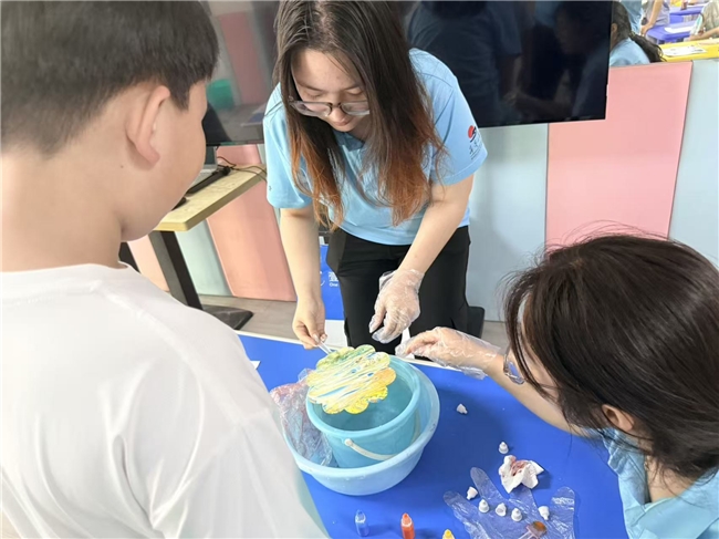合师学子三下乡：一柄漆扇承古韵，一抹色彩润童真