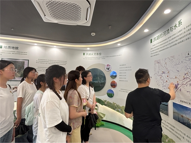 ​踏访水乡境 财智守湖光 湖北大学知行学院学子赴洪湖湿地助力生态振兴实践(图3)