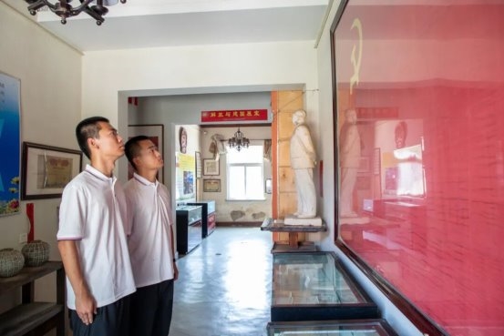 迷彩青春“戍边薪传”志愿服务队循迹潍州红色地标，赓续百年守土薪火