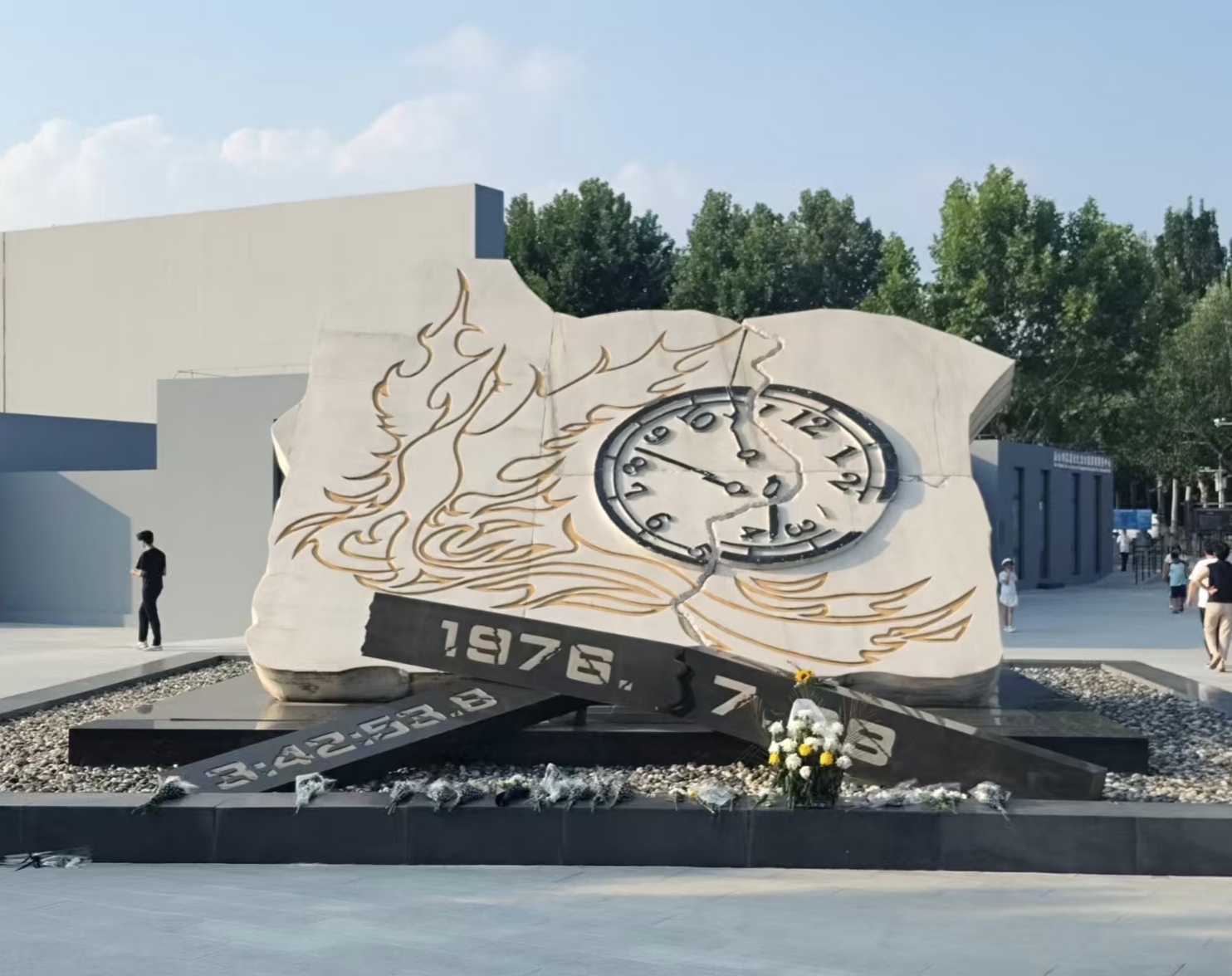 承德医学院“遍寻燕赵峥嵘迹，以医笃行赤子怀”暑期社会实践服务队寻访抗震足迹，厚植医者初心