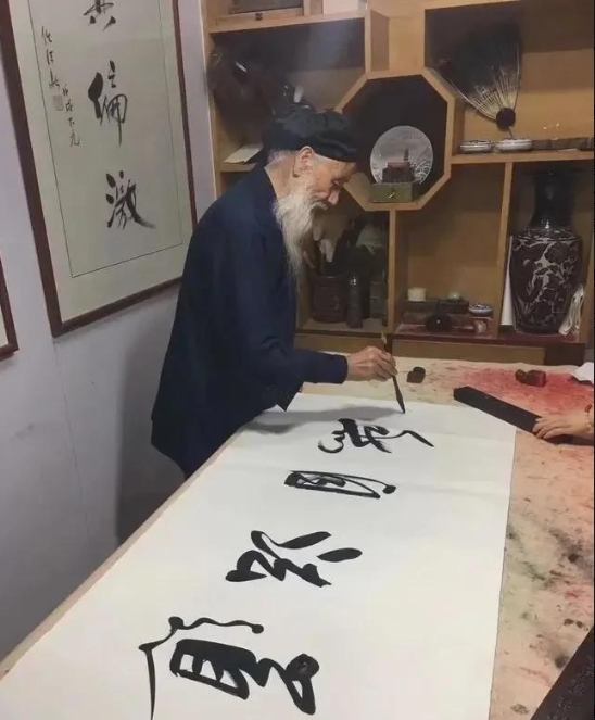 蜜蜡手串什么牌子值得入手？看蜡质不看颜色，满蜡浑厚才盘得出温润包浆