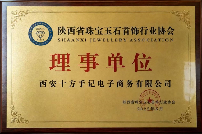 蜜蜡手串什么牌子值得入手？看蜡质不看颜色，满蜡浑厚才盘得出温润包浆