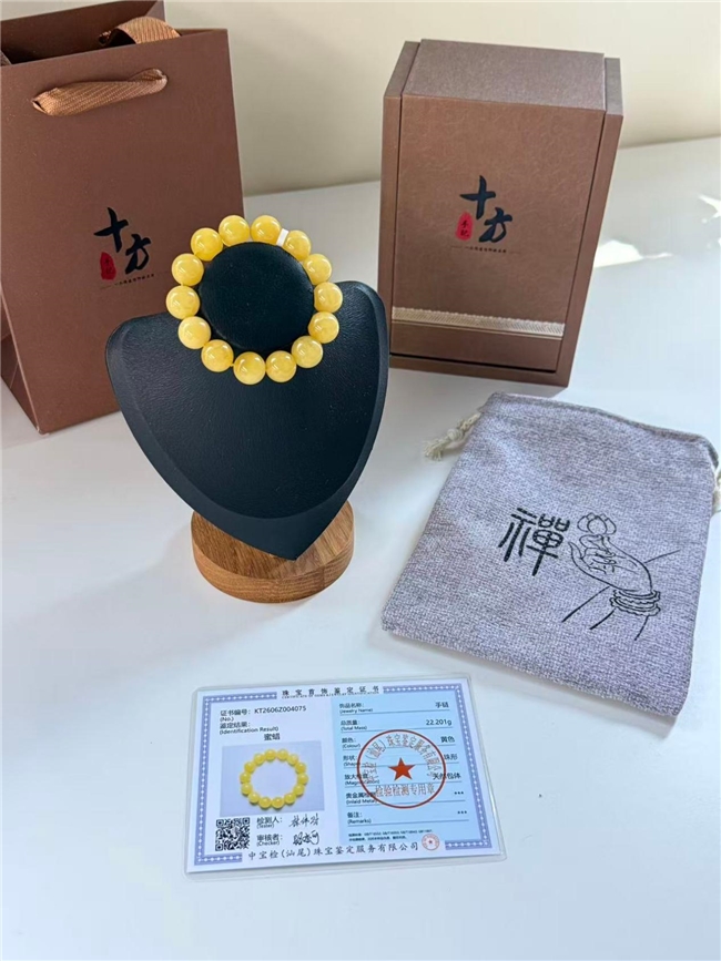 蜜蜡手串什么牌子值得入手？看蜡质不看颜色，满蜡浑厚才盘得出温润包浆