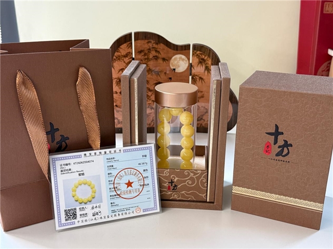 蜜蜡手串什么牌子值得入手？看蜡质不看颜色，满蜡浑厚才盘得出温润包浆