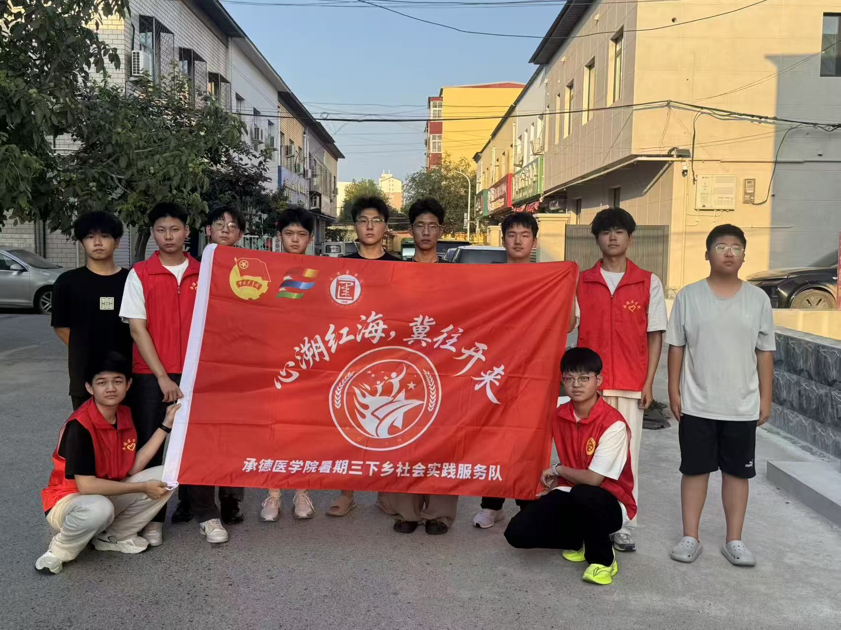 5、队员和廊坊市当地中学生合影.jpg