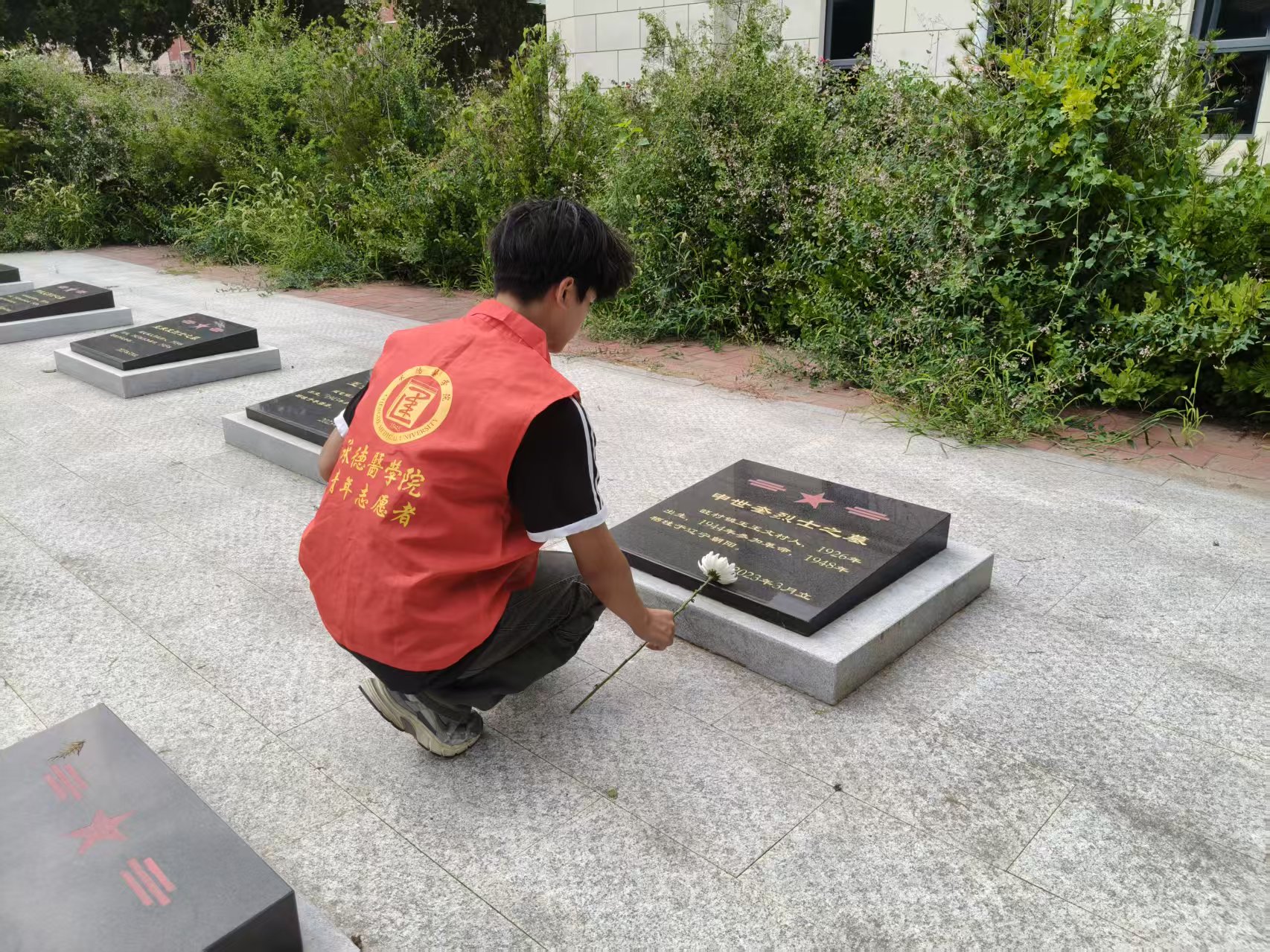 3.队员进行祭奠活动.jpg