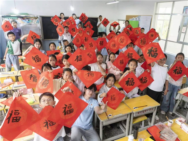 美育润童心，航空筑梦想｜转龙中心小学支教第三天课程纪实