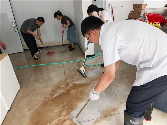 灾后抢修不松懈 全力护航金融服务——绍兴银行三门支行开展清淤消杀专项工作