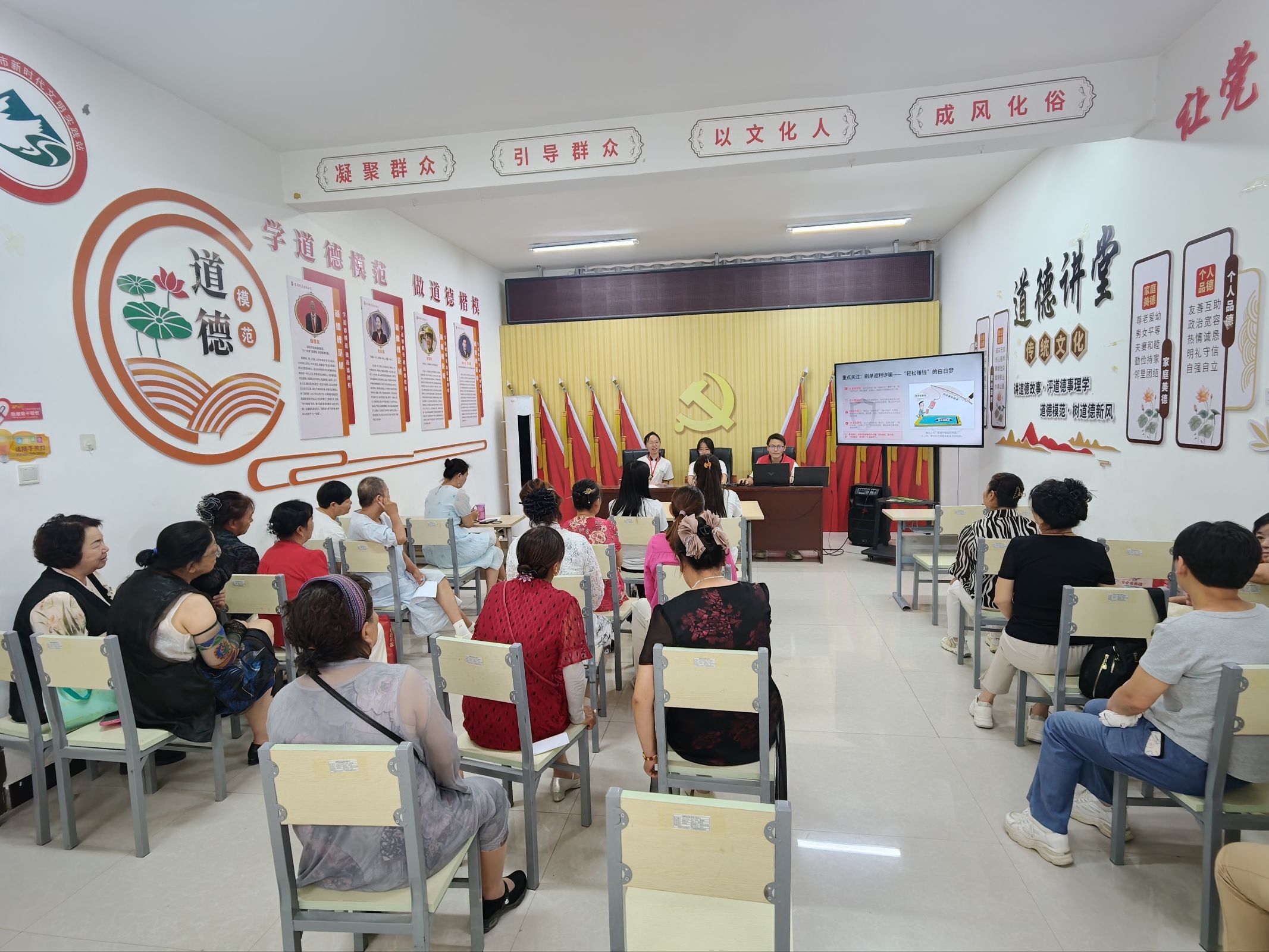 图1 志愿者向社区居民宣传反诈知识.jpeg